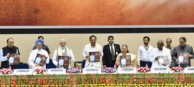 उपराष्ट्रपति वेंकैया नायडू की किताब 'मूविंग आन मूविंग फारवर्ड, ए इयर इन ऑफिस' के विमोचन के मौके पर जुटी हस्तियां