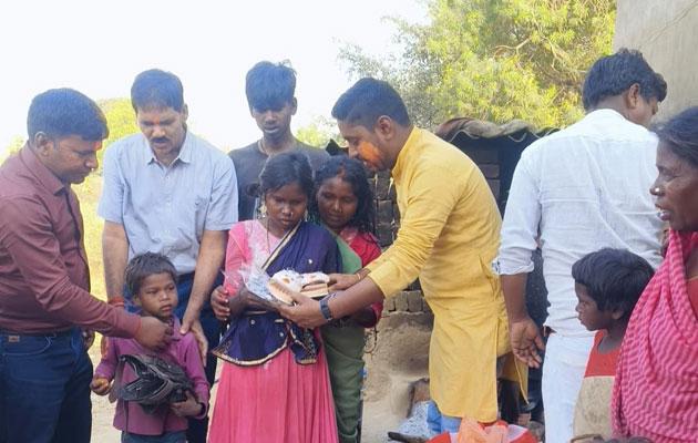 नवयुवक जन सेवा समिति के अध्यक्ष अंकित जायसवाल ने वनवासी के साथ मनाई होली